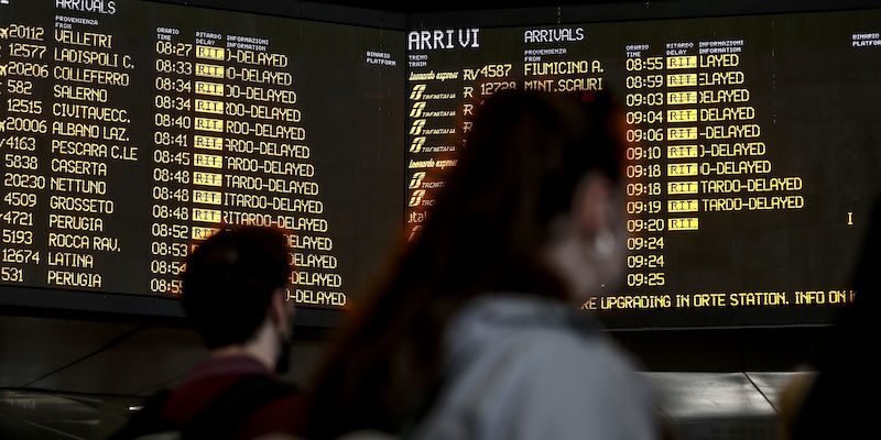 Un pannello con gli orari dei treni alla stazione Termini di Roma dopo l'attacco informatico dello scorso marzo a Trenitalia