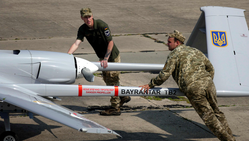 Soldati Ucraini trasportano un drone TB2 durante un'esercitazione nel 2021