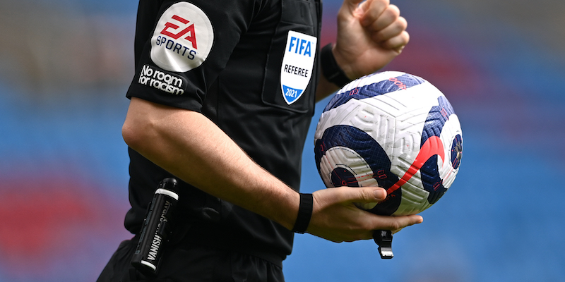 Arbitro della Fifa che tiene in mano un pallone