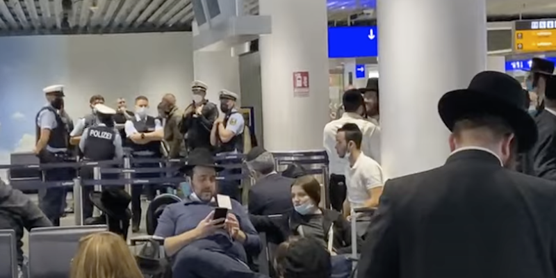 Gli ebrei bloccati nell'aeroporto di Francoforte 