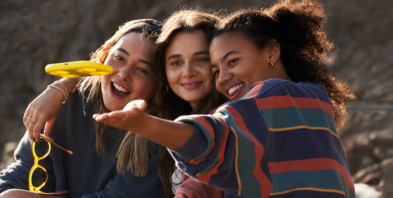 3 ragazze guardano un drone